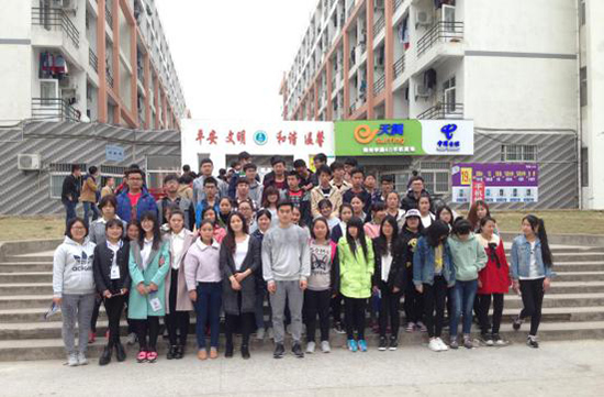 滁州学校项目部宿管员与学生春季徒步行活动.jpg
